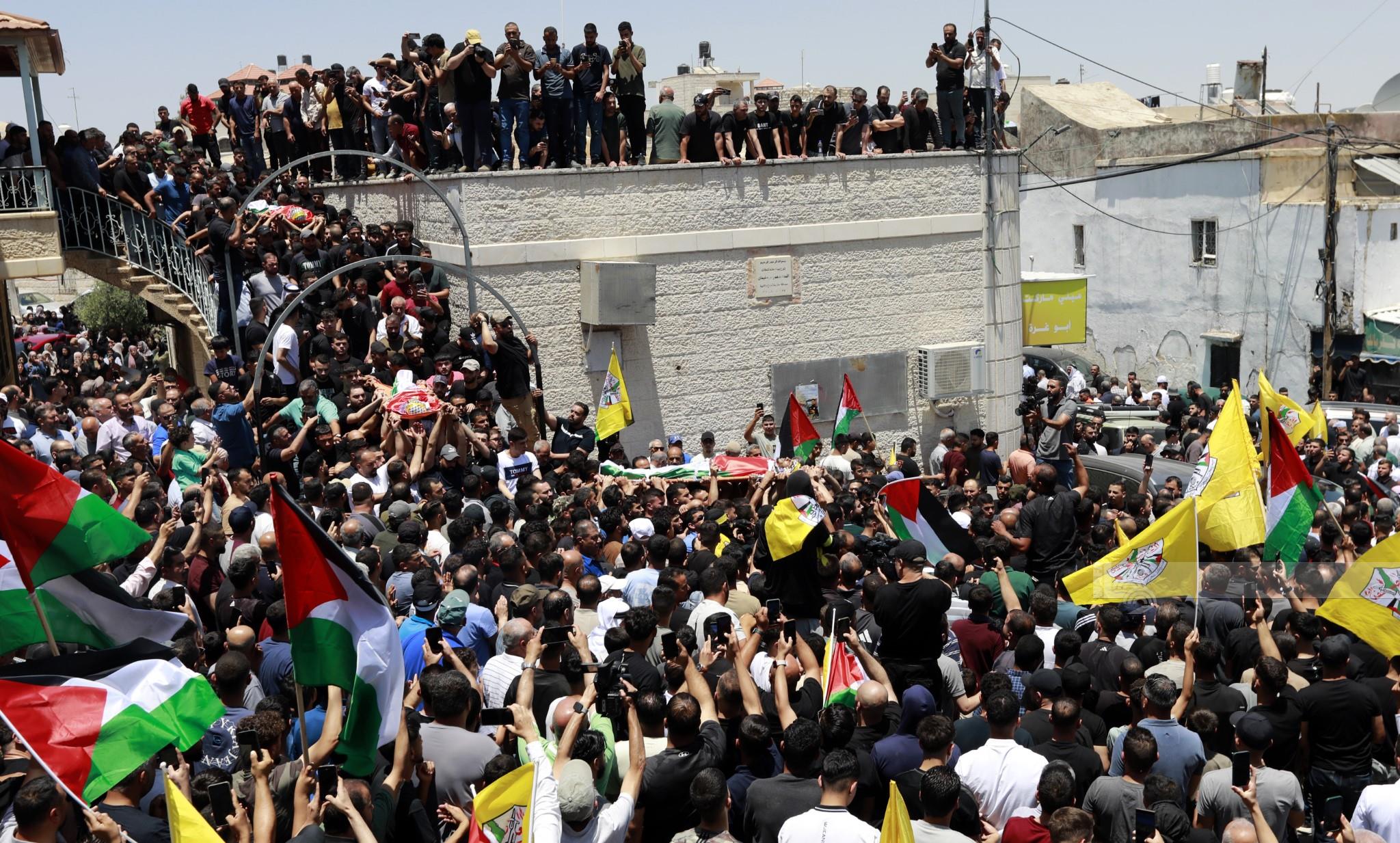 جانب من تشييع جثامين الشهداء مرشد حمايل ومحمد الناجي ولطفي صبري في قرية كفر مالك (تصوير: بهاء نصر/وفا)